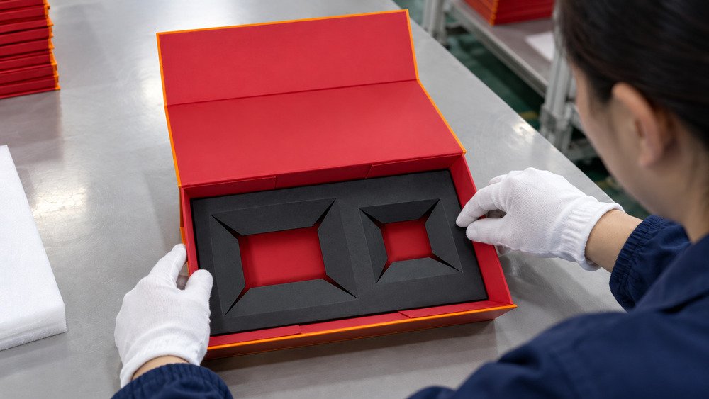 Insert-fit inspection of an assembled Klong collapsible rigid box with a custom packaging insert.
